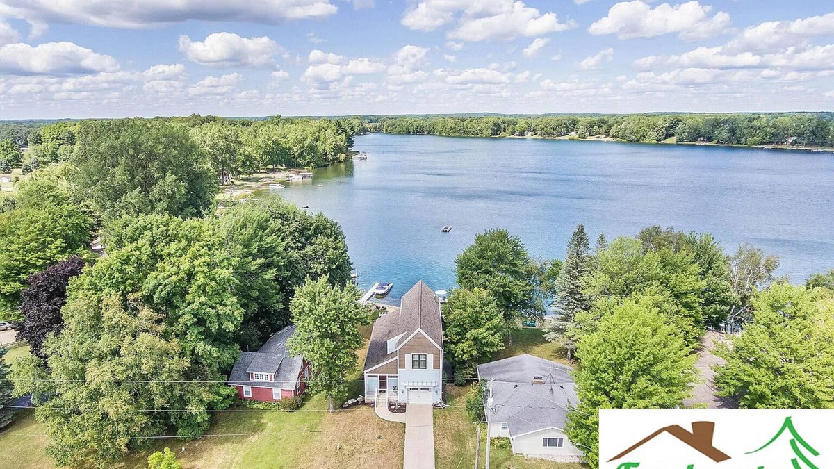 Coral House | Holiday Haus:Autumn Beauty and Tranquil Lake Views at Your Doorstep