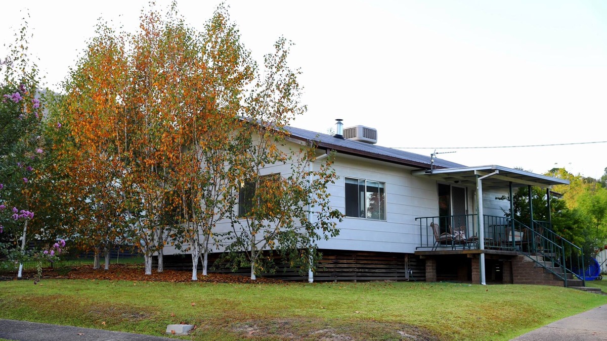 Talbingo House | Holiday haven wood fire family fun hiking skiing bird watching linen supplied