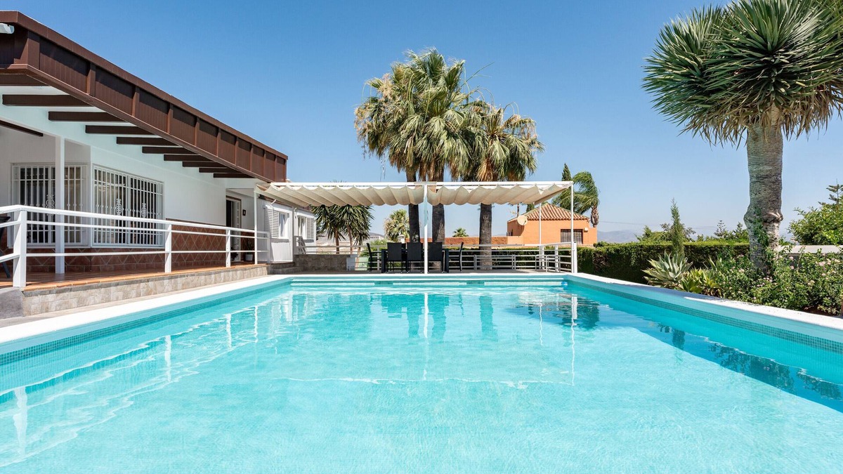 Alhaurin de la Torre House | Holiday Home 'Villa Paula Los Manantiales' with Mountain View, Wi-Fi and Air Conditioning