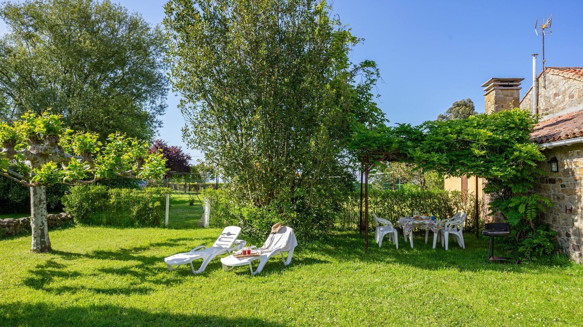 Villaviciosa House | Holiday Home 'El Prado De La Romia' with Mountain View, Private Terrace and Private Garden