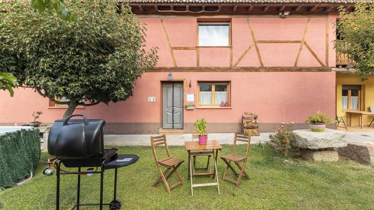 Bonilla de la Sierra House | Holiday Home 'El Mirador Del Gato 1' with Mountain View, Shared Pool and Wi-Fi