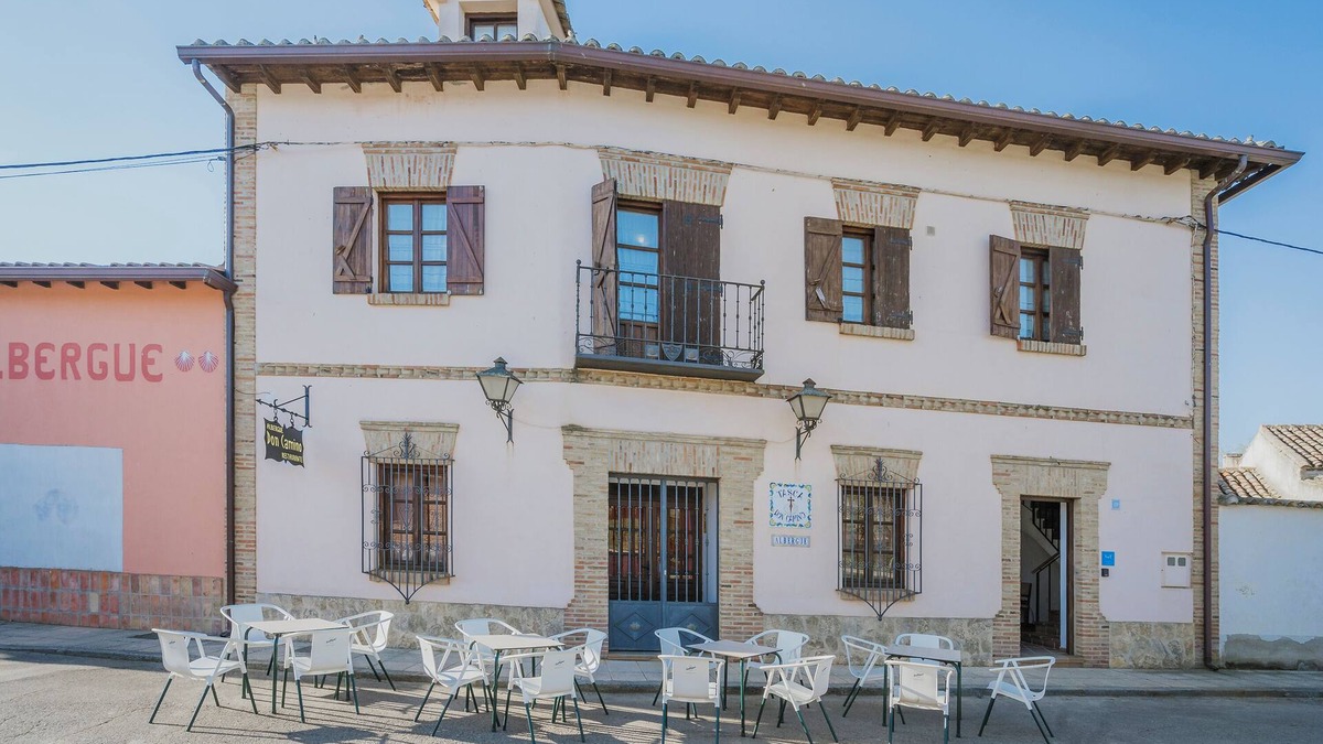 Villalcazar de Sirga House | Holiday Home 'Do Camino' with Private Terrace, Balcony and Wi-Fi