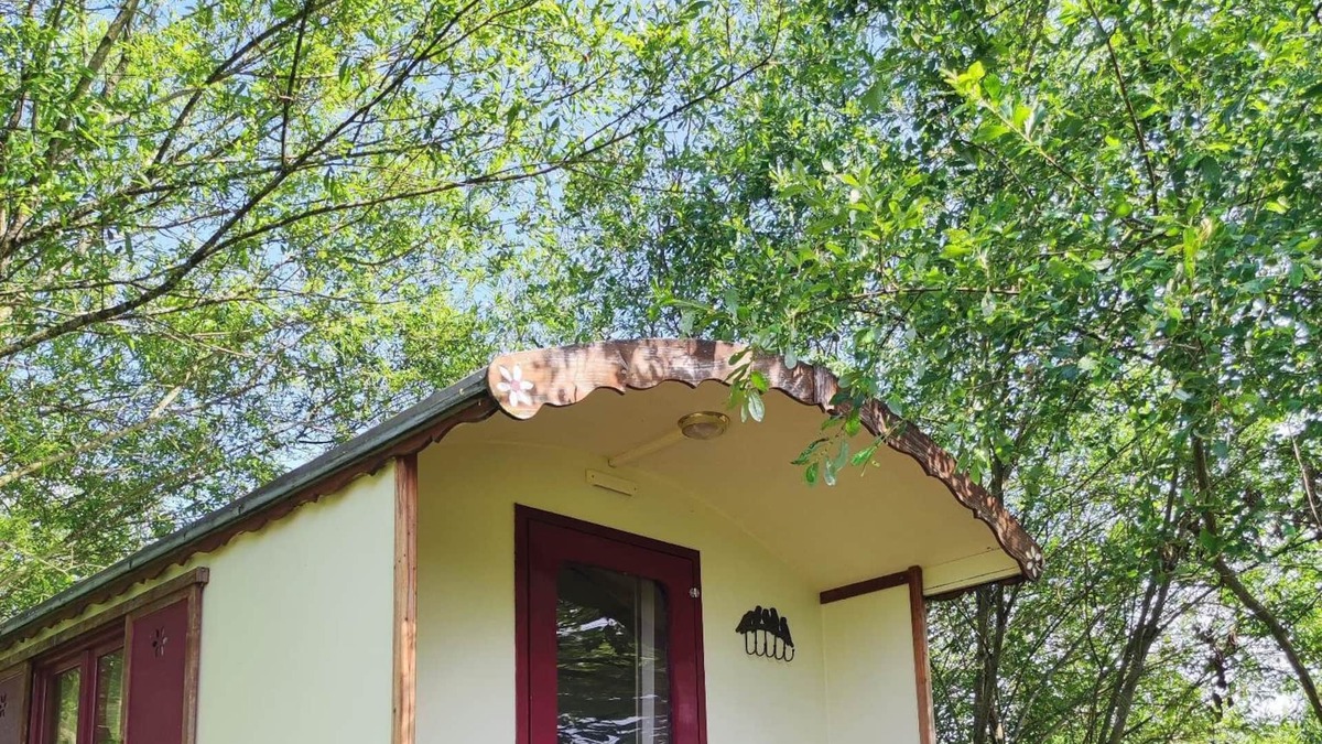 Couze-et-Saint-Front House | Holiday Home 'La Roulotte Couzote' with Private Terrace and Private Garden