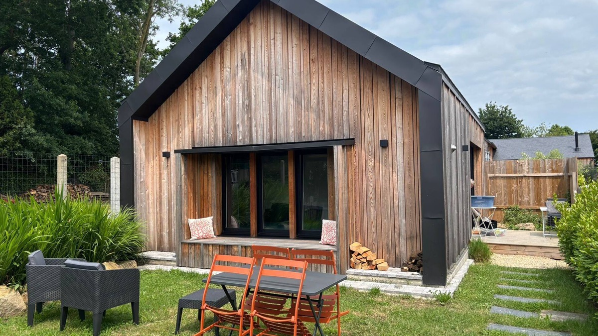 Le Minihic-sur-Rance House | Holiday Home 'La P'tite Maison' with Private Terrace, Private Garden and Wi-Fi
