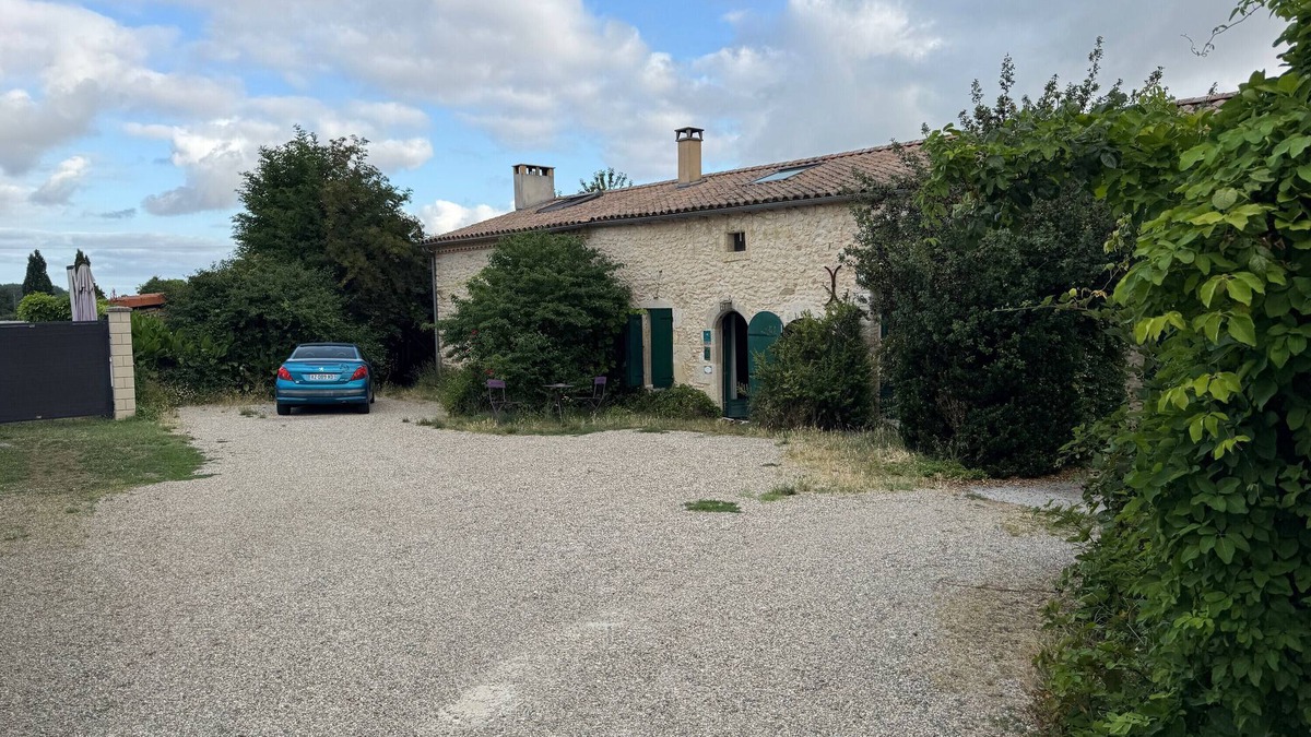 Saint-Genes-de-Blaye House | Holiday Home 'Chai Crann Piorra' with Private Terrace, Shared Garden and Wi-Fi
