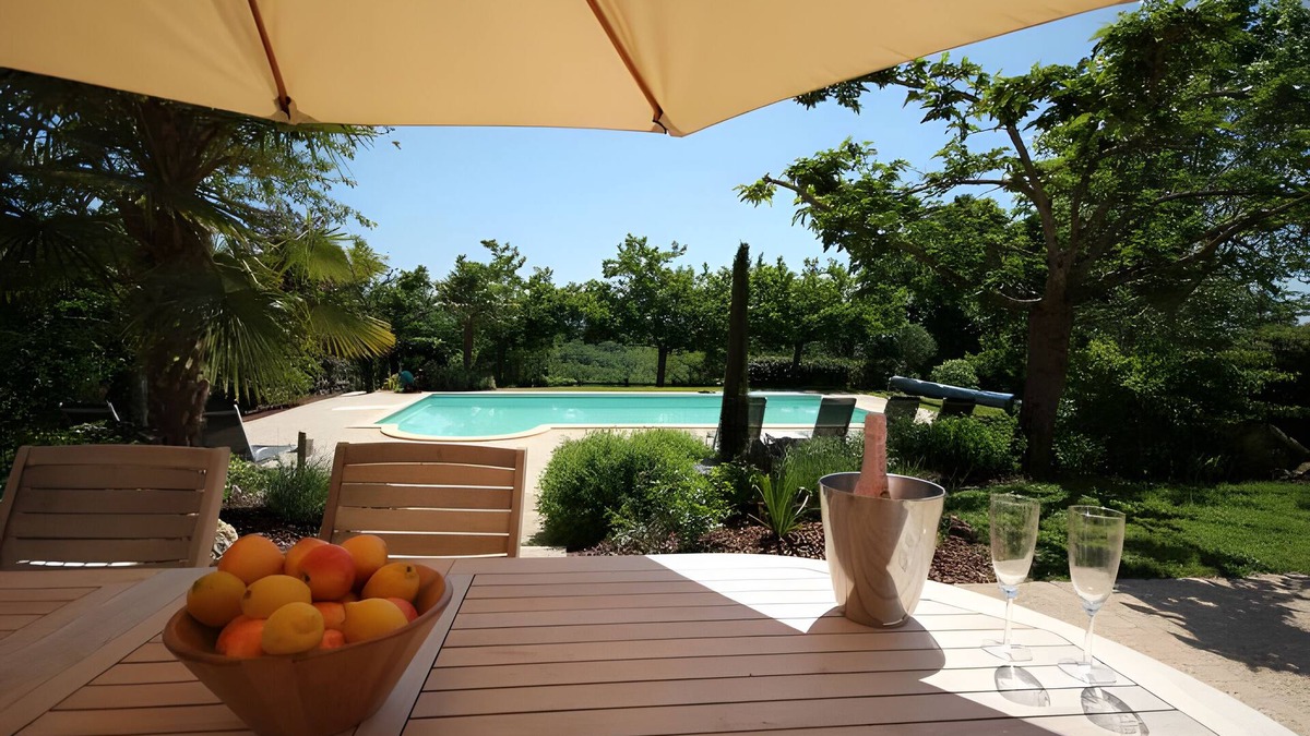Sainte-Foy-de-Longas House | Holiday Home 'Le Bourrelier' with Shared Garden and Wi-Fi