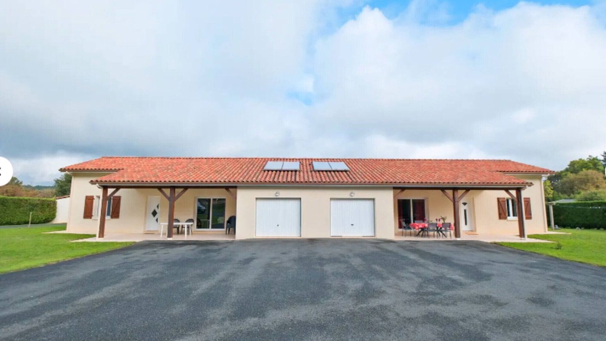 Savignac-les-Eglises House | Holiday Home 'Duo De Maisons Avec Piscine Et Clim' with Shared Pool, Wi-Fi and Air Conditioning