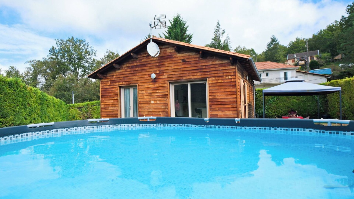 Savignac-les-Eglises House | Holiday Home 'Châlet Avec Piscine Privée' with Private Pool, Wi-Fi and Air Conditioning