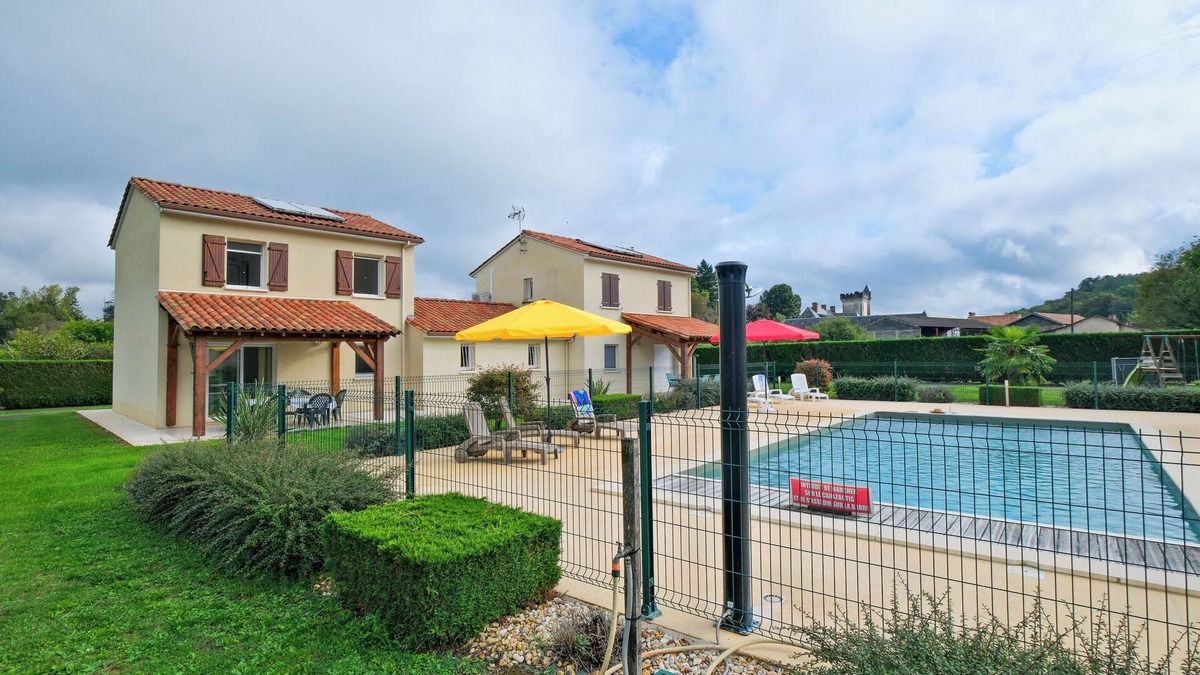 Savignac-les-Eglises House | Holiday Home 'L'Ajuda Avec Piscine Et Clim' with Shared Pool, Wi-Fi and Air Conditioning