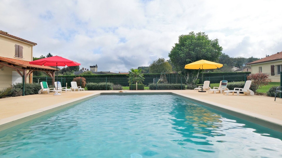 Savignac-les-Eglises House | Holiday Home 'L'Enclos Avec Piscine Et Clim' with Shared Pool, Wi-Fi and Air Conditioning