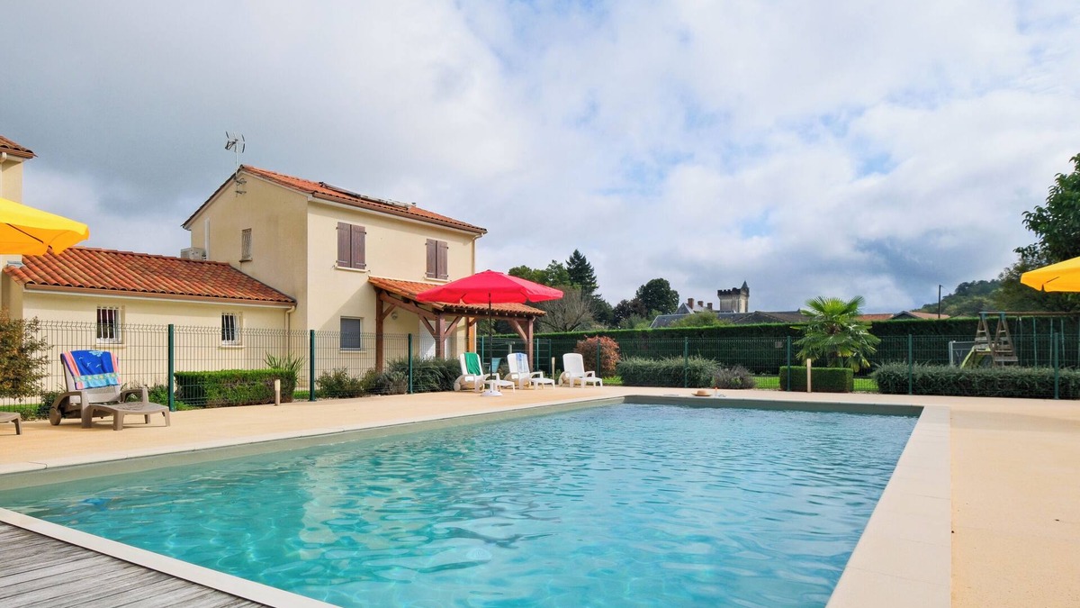 Savignac-les-Eglises House | Holiday Home 'Le Perchoir Avec Piscine Et Clim' with Shared Pool, Wi-Fi and Air Conditioning