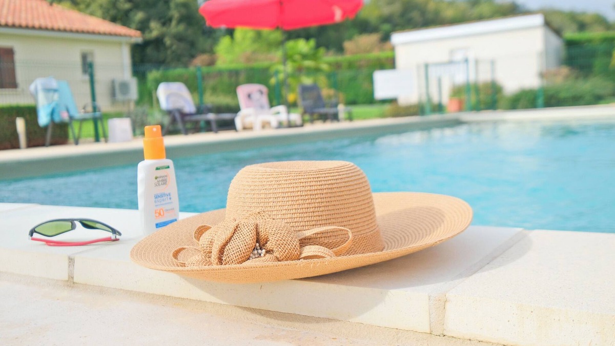 Savignac-les-Eglises House | Holiday Home 'La Baradis Avec Piscine Et Clim' with Shared Pool, Wi-Fi and Air Conditioning