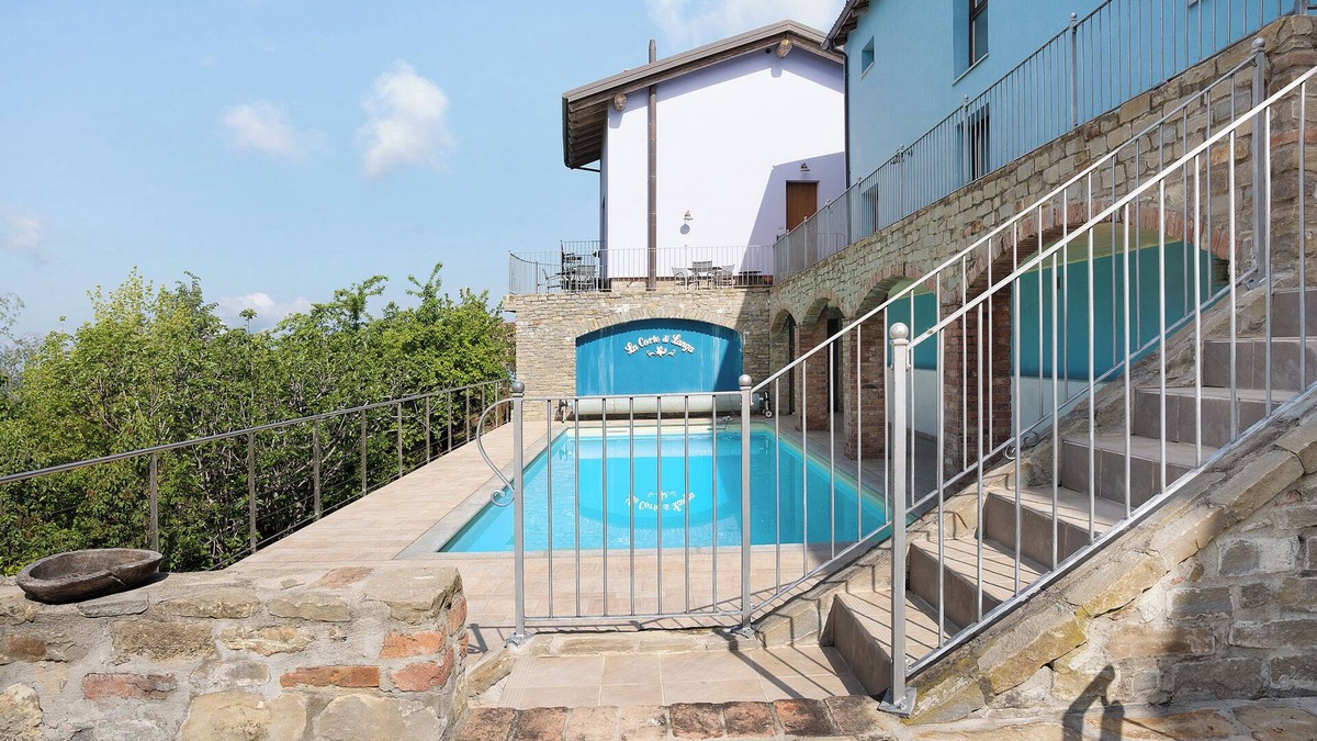 Cerretto Langhe Apartment | Holiday Home 'La Corte di Langa Casa Ametista' with Shared Pool & Wi-Fi