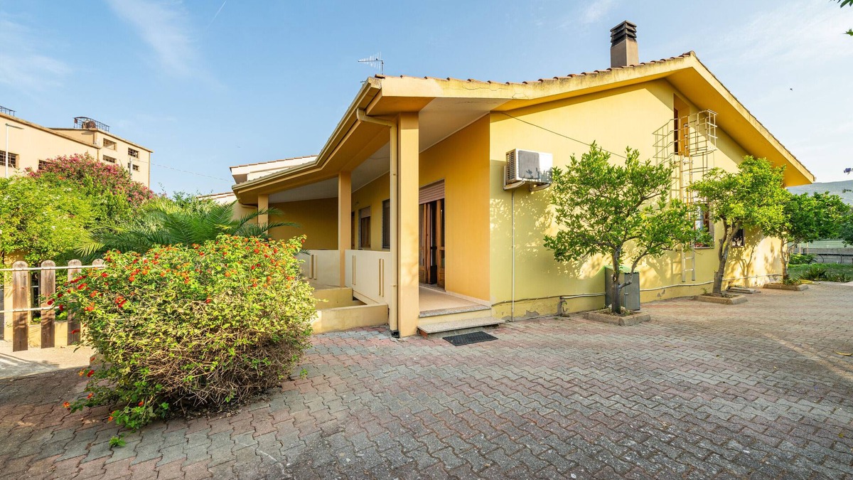 San Giovanni Suergiu House | Holiday Home 'San Giovanni' with Private Terrace, Wi-Fi and Air Conditioning