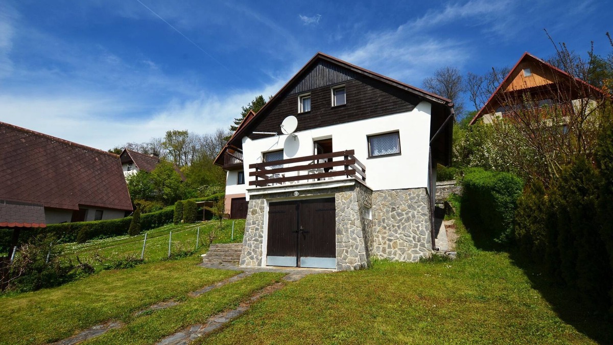 Pocedelice House | Holiday home in Orasice- Počedělice with garden