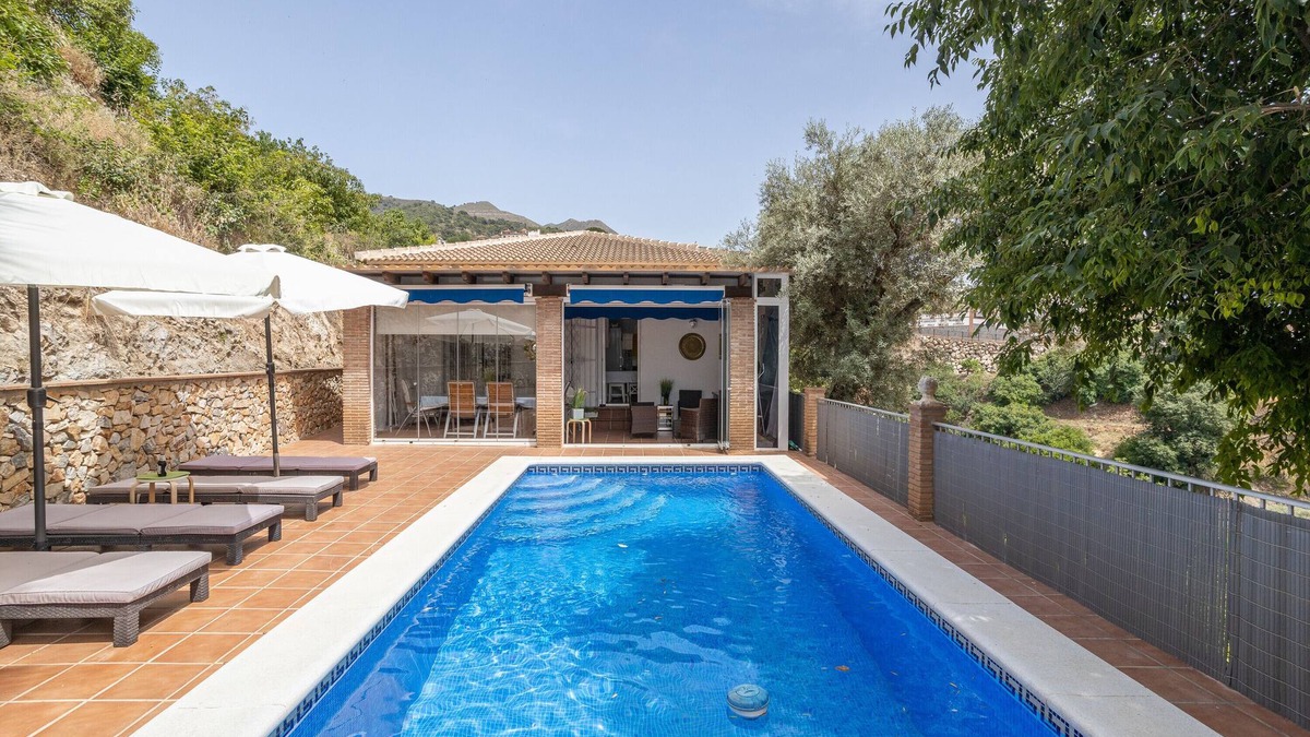 Canillas de Albaida House | Holiday Home 'Casa Flamenca' with Mountain View, Wi-Fi and Air Conditioning