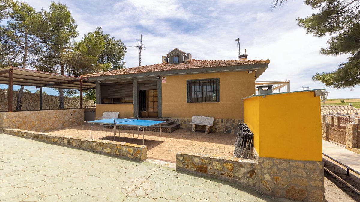 Fuentiduena de Tajo House | Holiday Home 'Los Almendros' with Private Pool, Wi-Fi and Air Conditioning