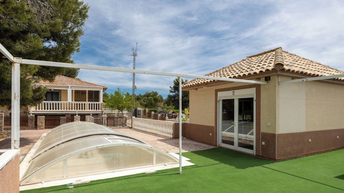 Fuentiduena de Tajo House | Holiday Home 'Los Naranjos' with Mountain View, Wi-Fi and Air Conditioning