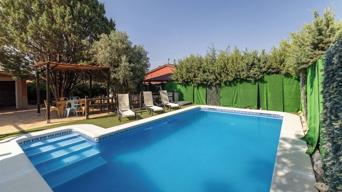 Fuentiduena de Tajo House | Holiday Home 'Casa Fina' with Private Pool, Shared Terrace and Wi-Fi