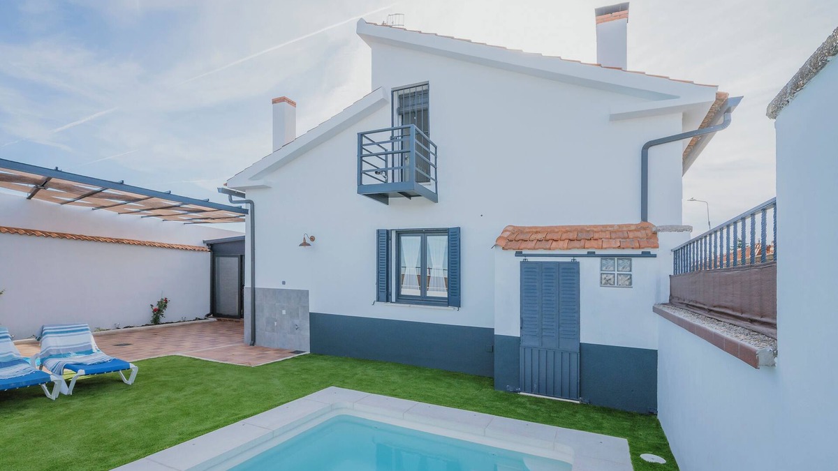 Nava de la Asuncion House | Holiday Home 'El Romazal' with Private Pool, Private Garden and Wi-Fi