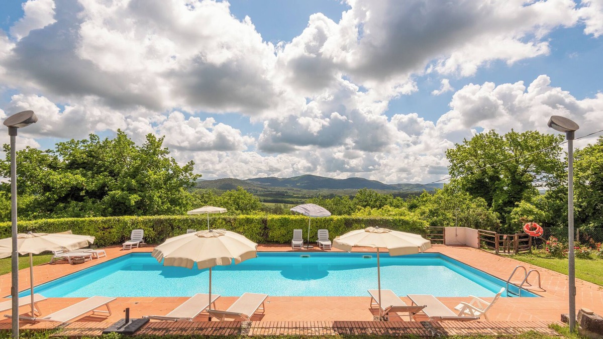 San Macario In Monte House | Holiday Home 'Rustico Con Jacuzzi In Toscana' with Shared Pool, Wi-Fi and Air Conditioning