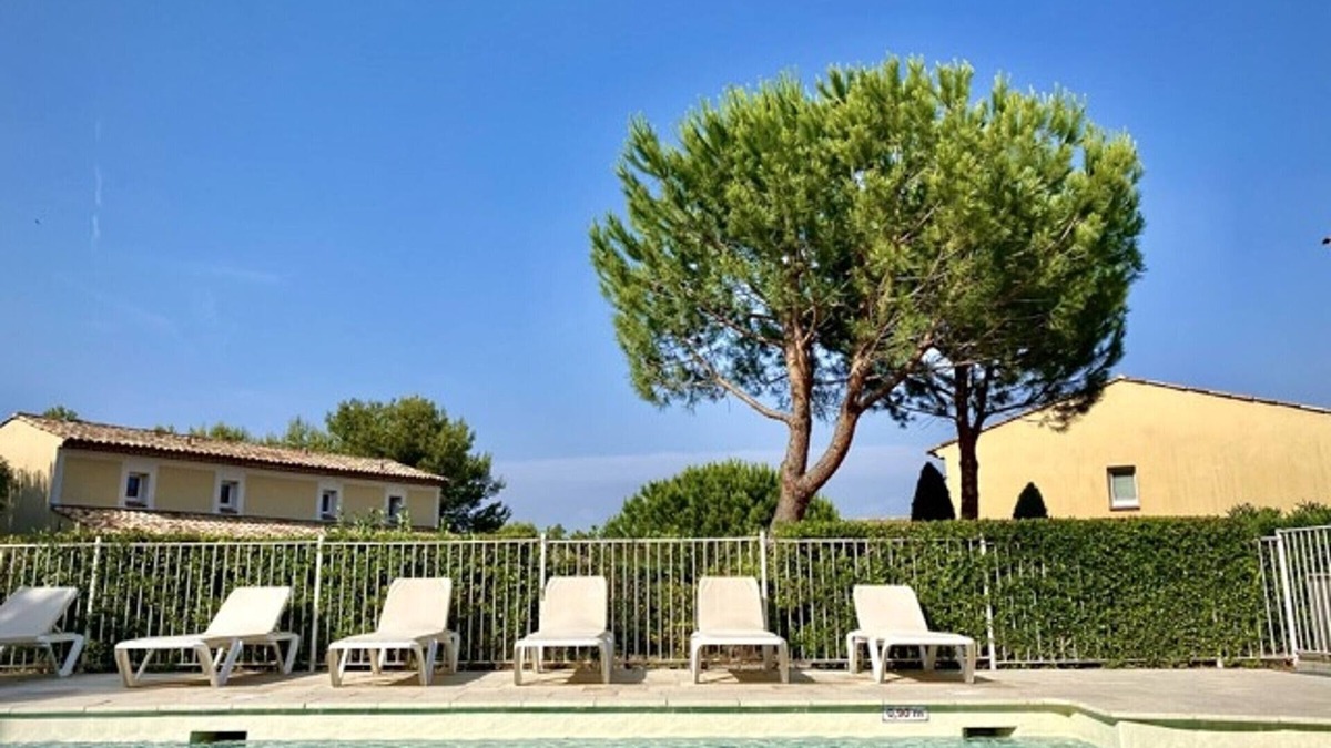 Mallemort House | Holiday Home 6 Sleeps - Terrace, Garden, Pools, Parking, A/C