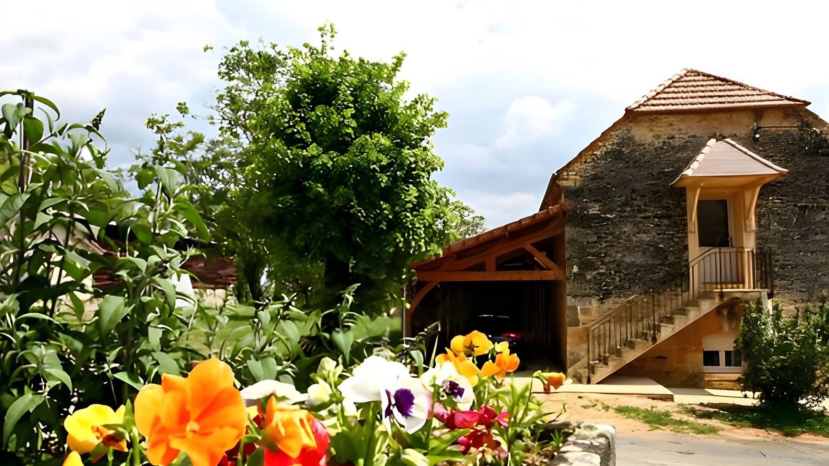 Sainte-Nathalene House | Holiday Home 'Au Petit Touron Ste Nathalène' with Private Terrace, Private Garden and Wi-Fi