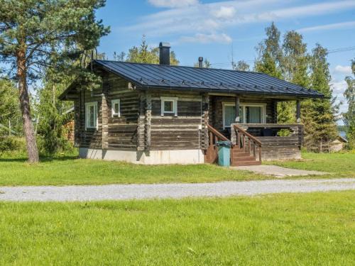 Pyhasalmi House | Holiday Home Aamunkoin rantatupa by Interhome