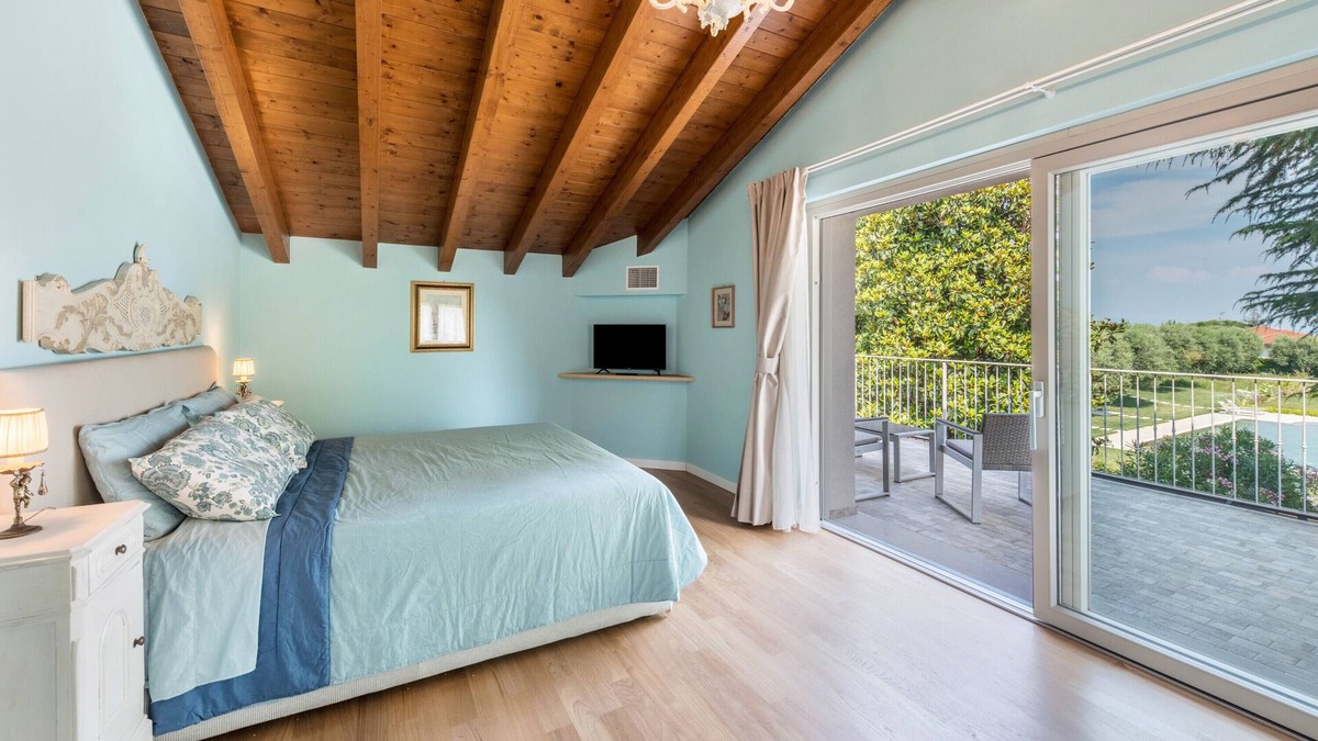 Soiano del Lago House | Holiday Home 'Abaye 3 Chianti Charm' with Lake View, Wi-Fi and Air Conditioning