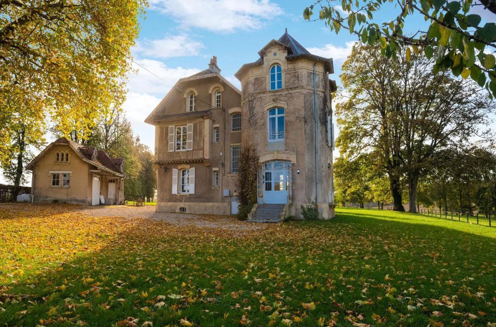Pouru-Saint-Remy Villa | Holiday home adjoining a château