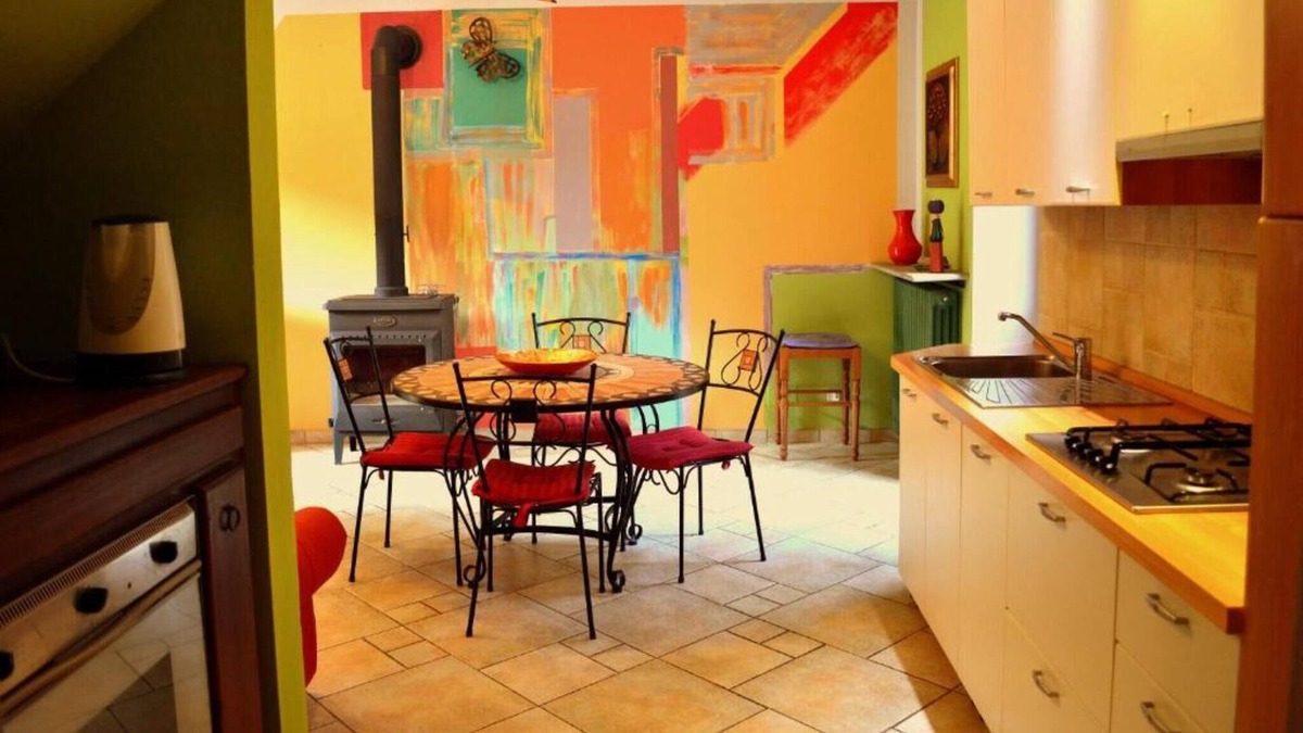 Moretta House | Holiday Home "Agriturismo Casa de Colores Giallo" with Shared Garden & Wi-Fi