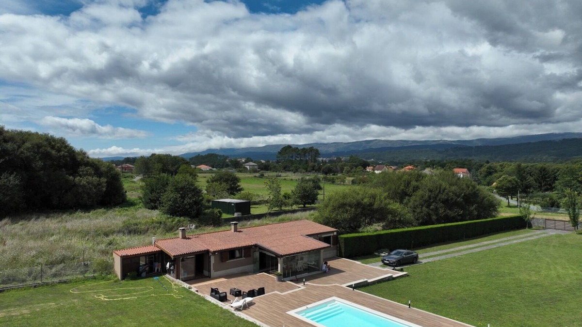 Rianxo House | Holiday Home 'Agro Dos Mouriños' with Mountain View, Wi-Fi and Air Conditioning