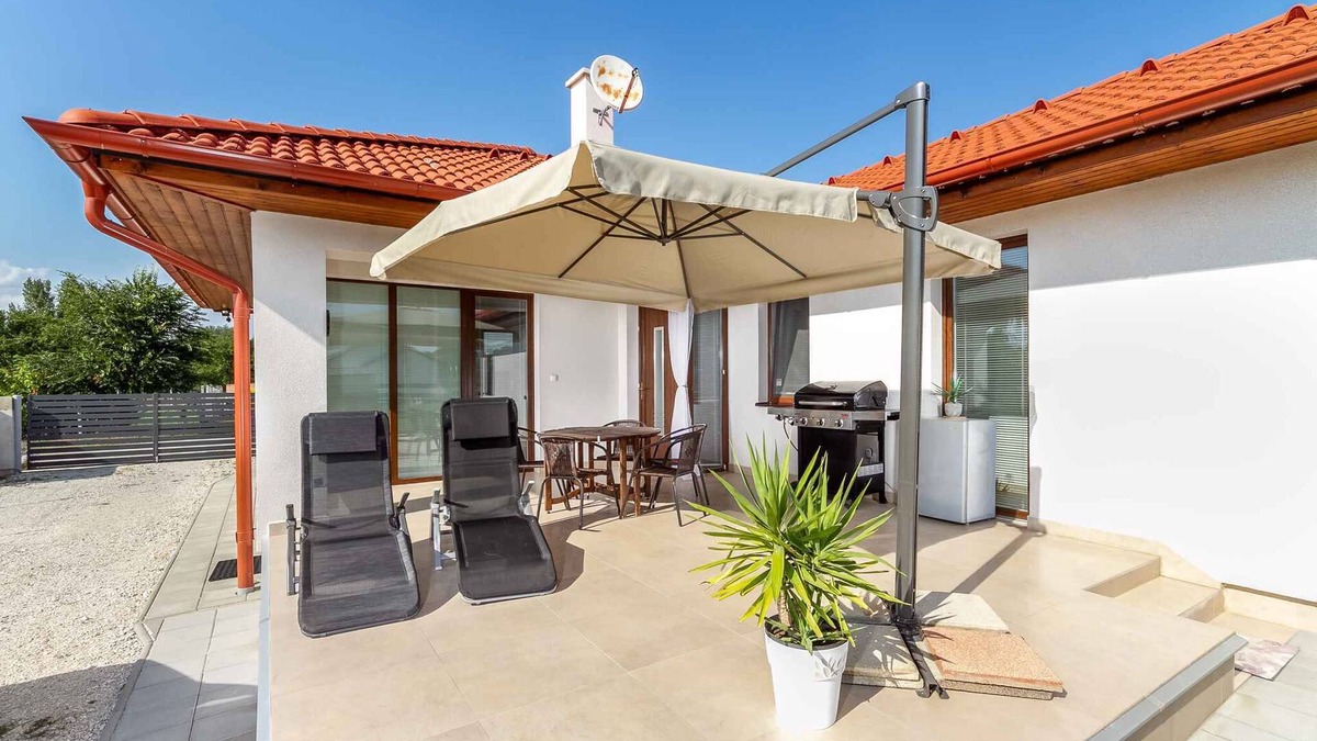 Buzsak House | Holiday home Air-conditioned, with washing machine, dishwasher and WiFi