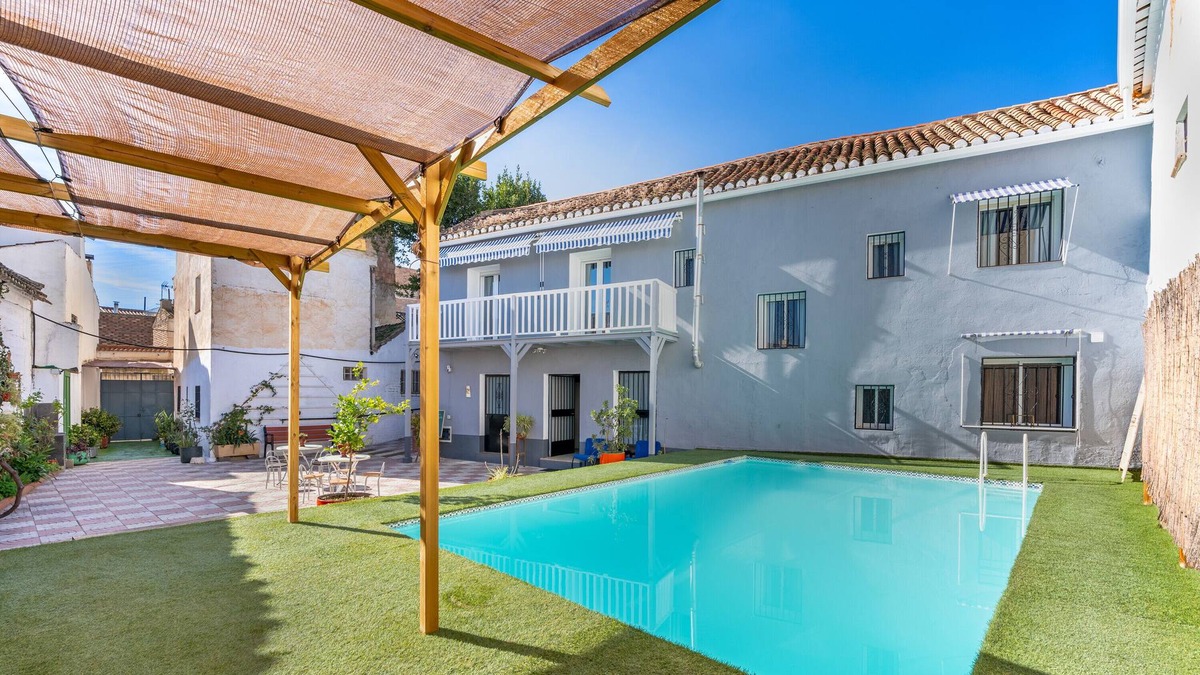 Otura House | Holiday Home "Alojamientos Sierra Nevada Viva" with Mountain View, Shared Pool & Wi-Fi