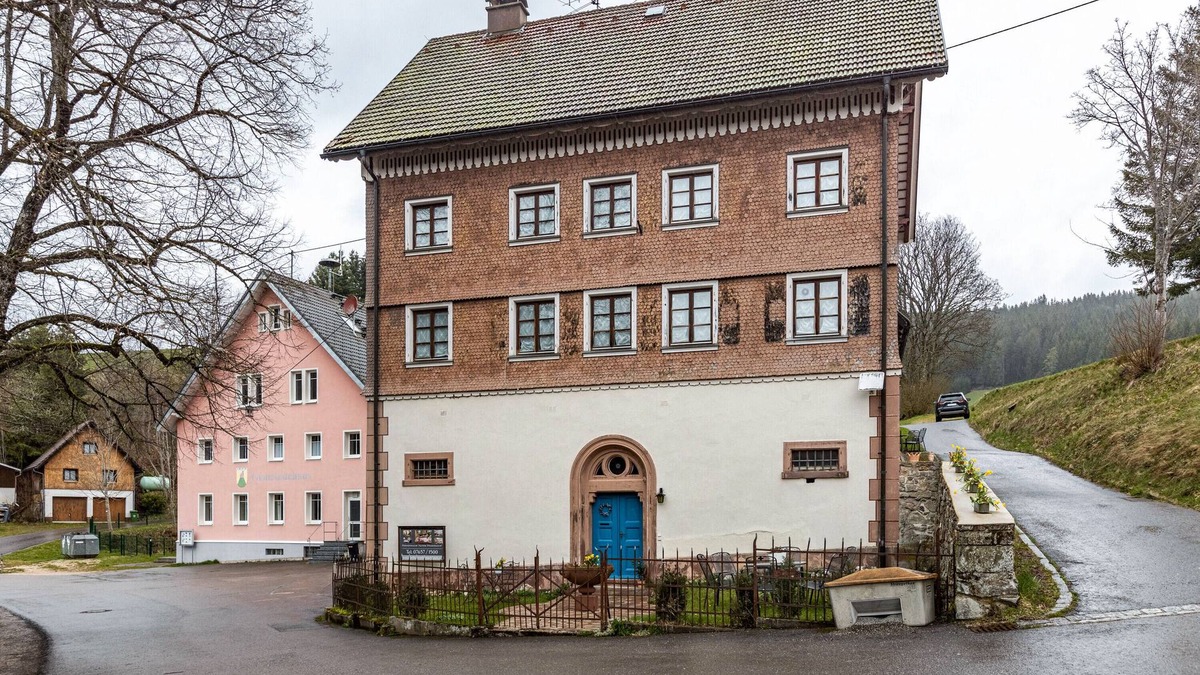 Urach House | Holiday Home "Altes Pfarrhaus" with Private Garden & Wi-Fi