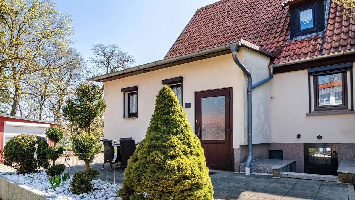Heudeber House | Holiday Home 'Am Park' with Private Terrace, Private Garden and Wi-Fi