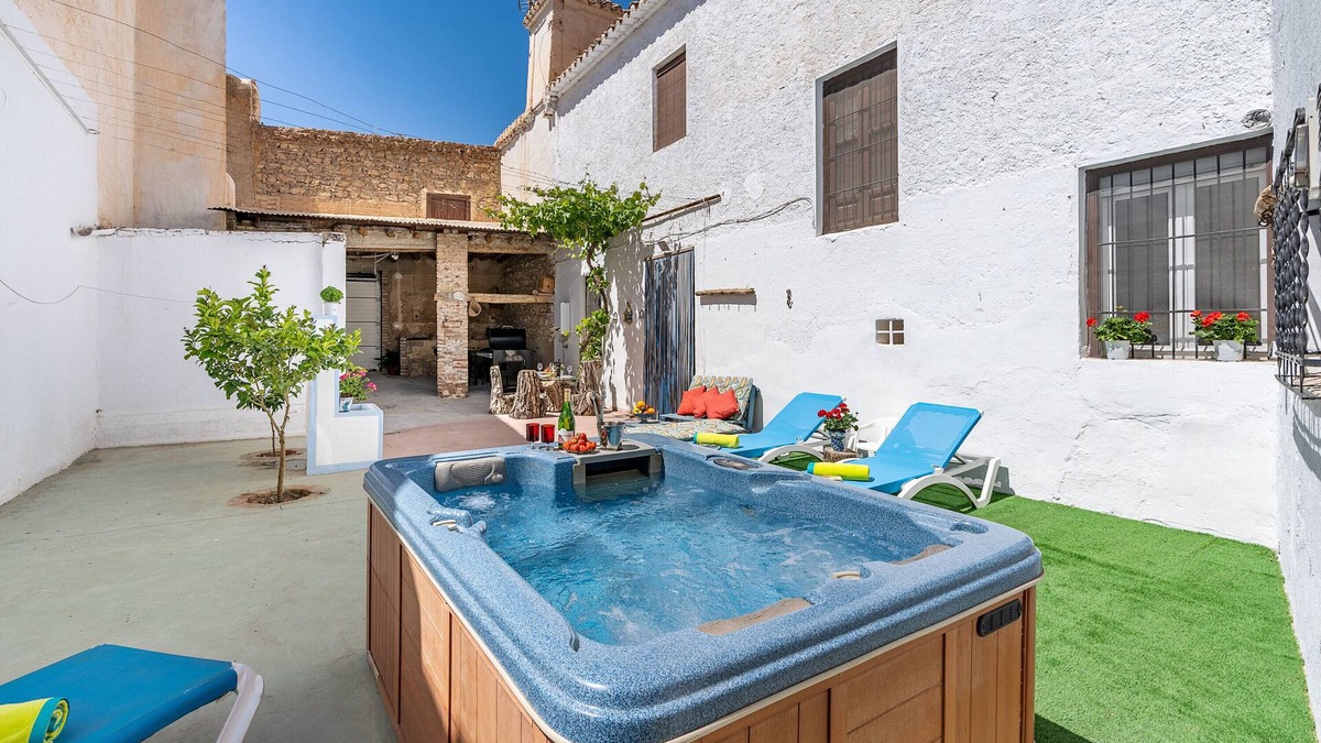 Padul House | Holiday Home 'Amelia y Juan de Dios' with Private Terrace, Wi-Fi and Air Conditioning