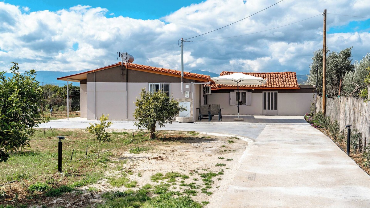 Kefalari House | Holiday Home 'Angela Apartment' with Private Terrace, Wi-Fi and Air Conditioning