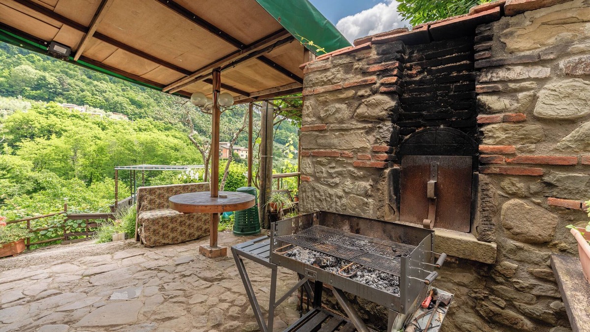 Macchino House | Holiday Home 'Antico Casale Toscano Sulla Collina' with Mountain View, Pool & Wi-Fi