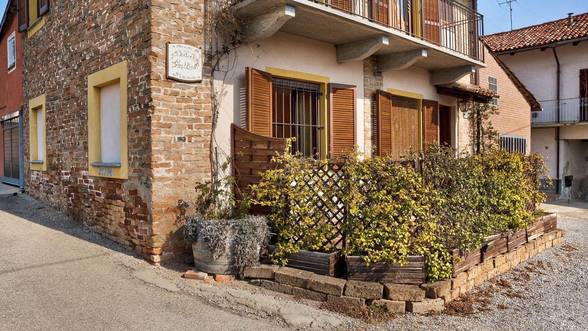 Neive Apartment | Holiday Home 'Appartamento in Vigna Gallina' with Private Terrace and Wi-Fi