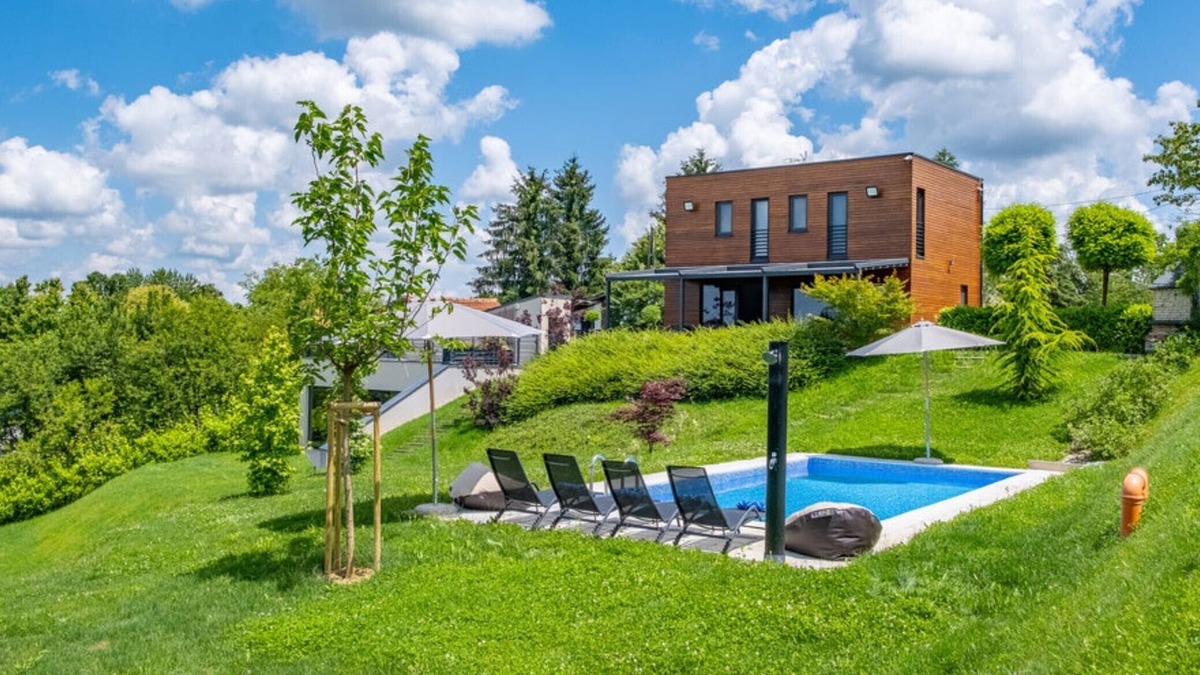 Lekenik House | Holiday Home Arbaro - Three Bedroom Holiday Home with Pool