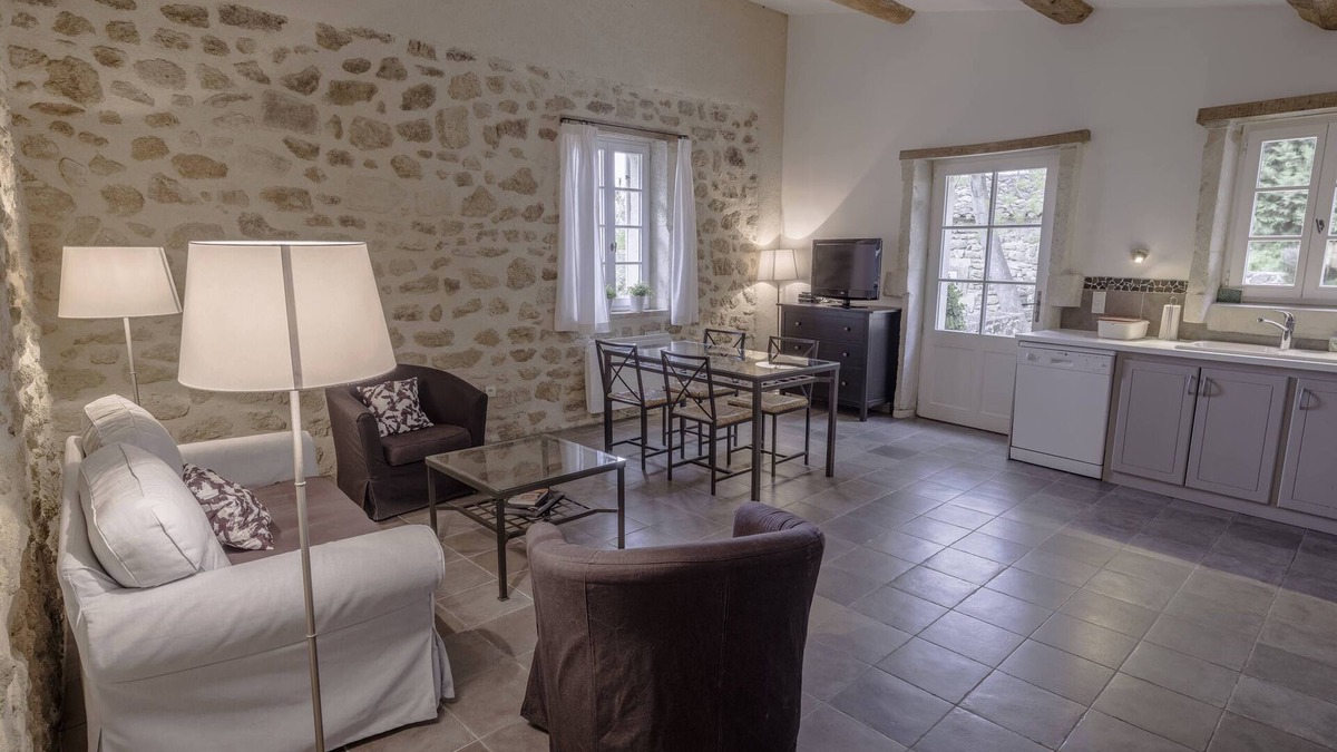 Colonzelle Cottage | Holiday Home 'Atelier' with Shared Pool, Private Garden and Wi-Fi