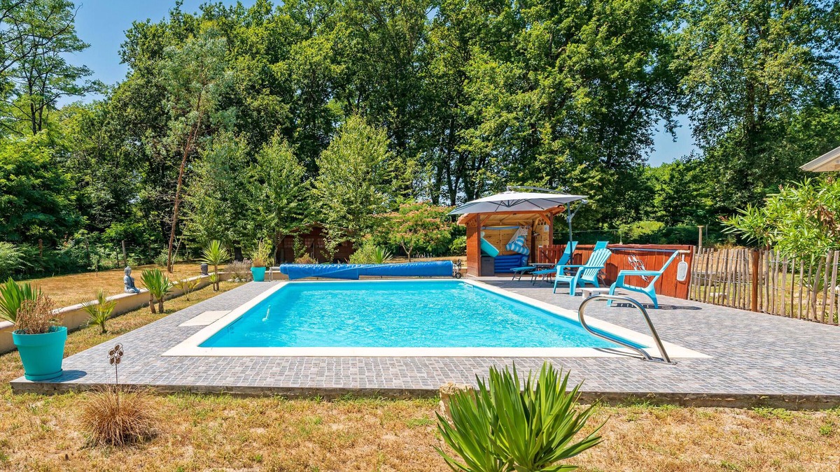 Baudignan House | Holiday Home 'Au Milieu D'un Airial' with Shared Pool, Private Terrace and Wi-Fi