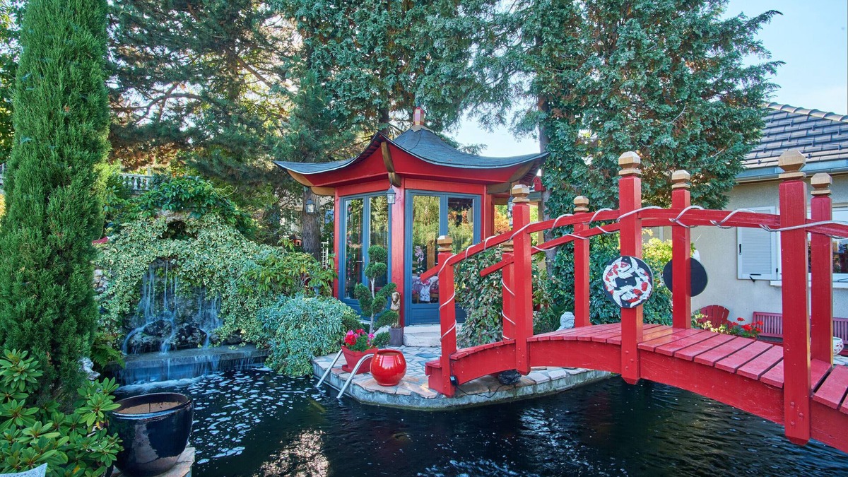 Pierre-Chatel House | Holiday Home 'Au Printemps Japonais' with Mountain View, Garden, Balcony, A/C & Wi-Fi