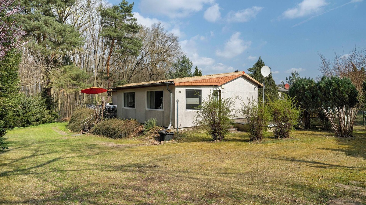 Klein Quassow House | Holiday Home 'Baumfuchs' with Lake View, Private Terrace and Wi-Fi