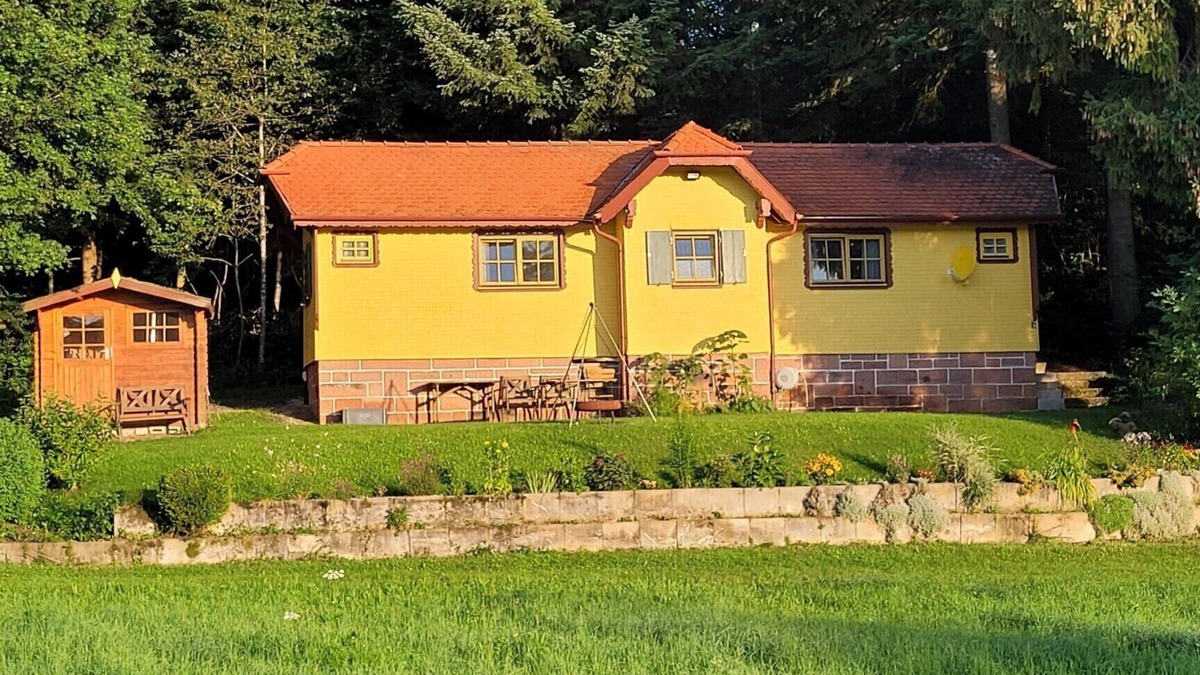 Dornhan House | Holiday Home 'Bienenhaus' with Private Terrace, Private Garden and Wi-Fi