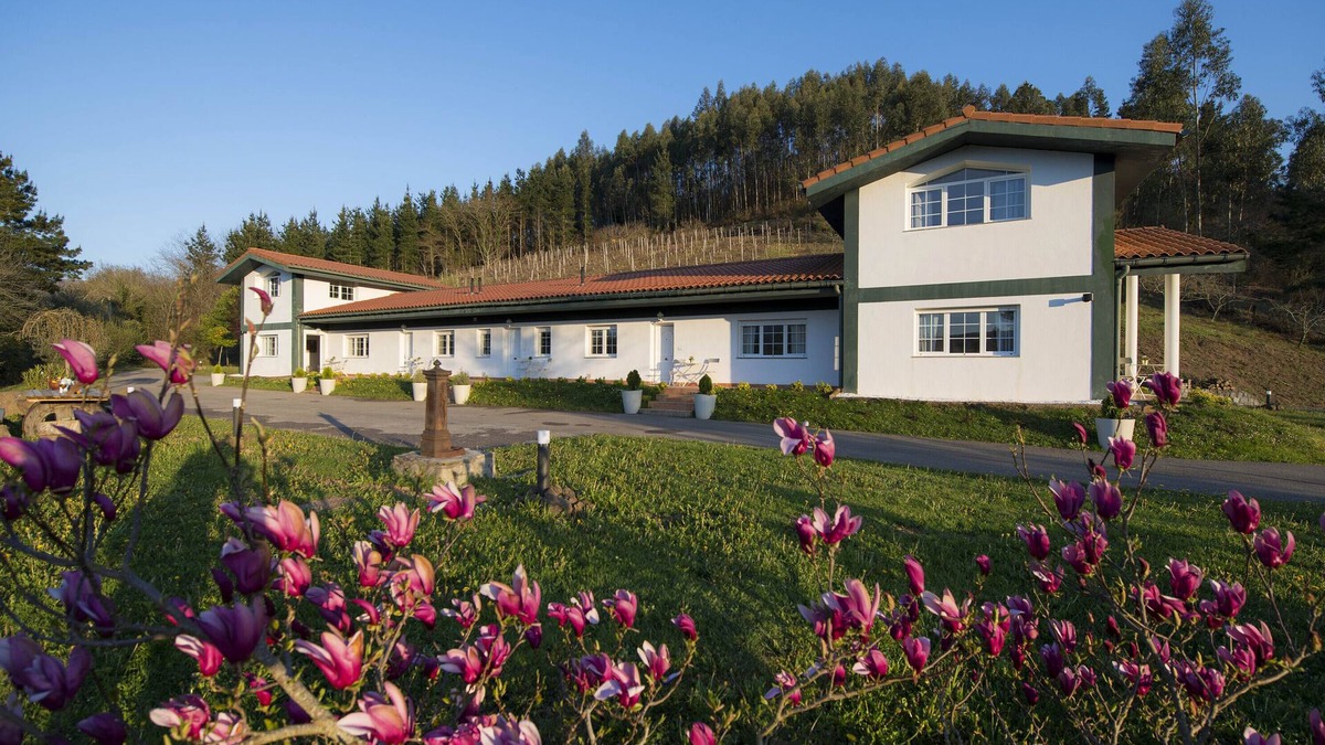 Sopuerta House | Holiday Home 'Bizkar Bare' with Mountain View, Private Terrace and Wi-Fi