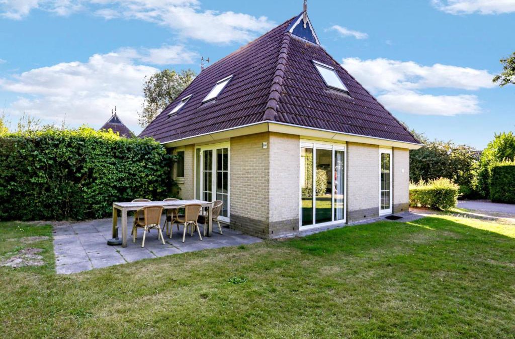 Eernewoude House | Holiday Home Bungalowpark It Wiid by Interhome