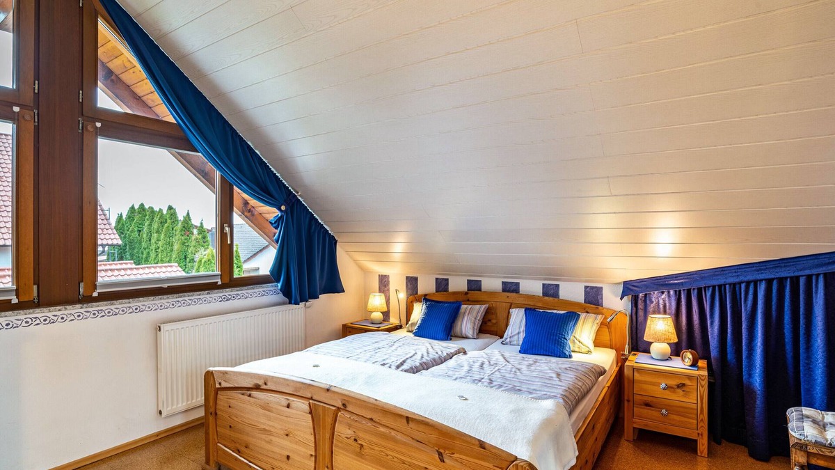 Lauf House | Holiday Home 'Burgblick' with Mountain View, Balcony and Wi-Fi