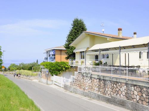 Pacengo House | Holiday Home by Lake Garda with Garden